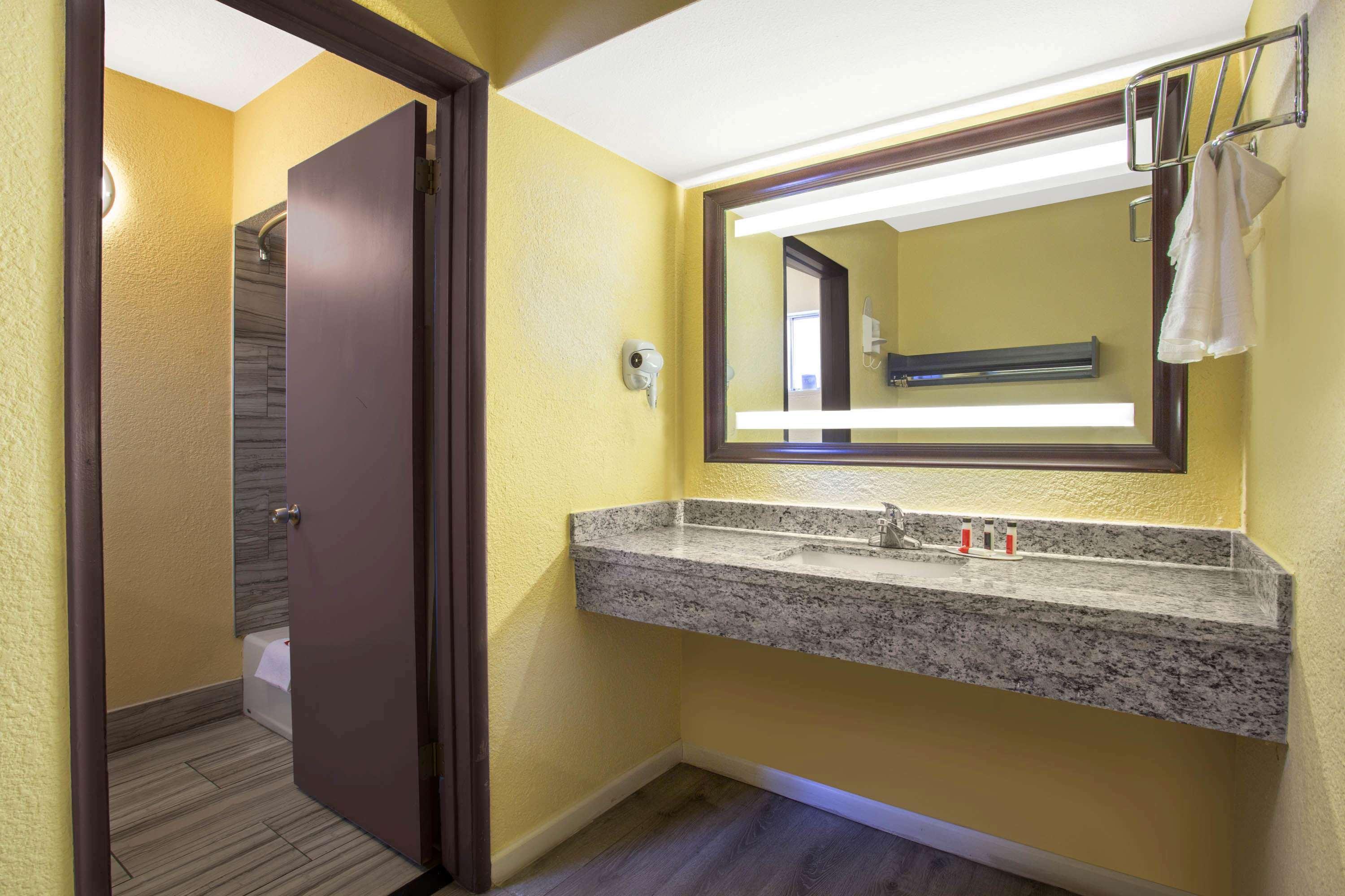 Days Inn By Wyndham Airport - פיניקס מראה חיצוני תמונה