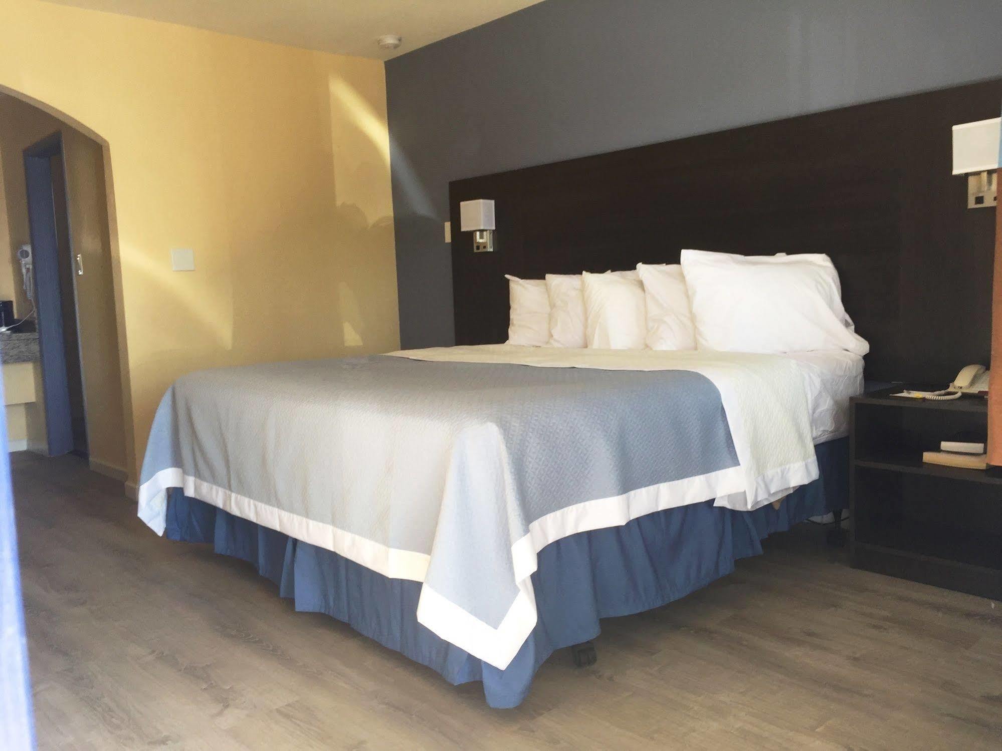 Days Inn By Wyndham Airport - פיניקס מראה חיצוני תמונה